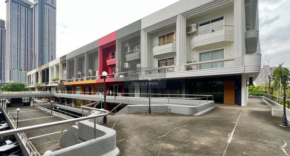 出售 9 卧室 联排别墅 在 Watthana, 曼谷