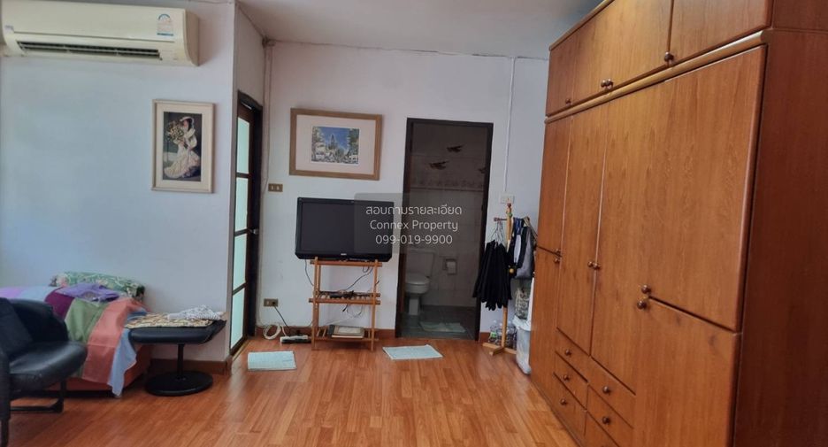 For sale 5 bedrooms townhouse in Wang Thonglang, Bangkok