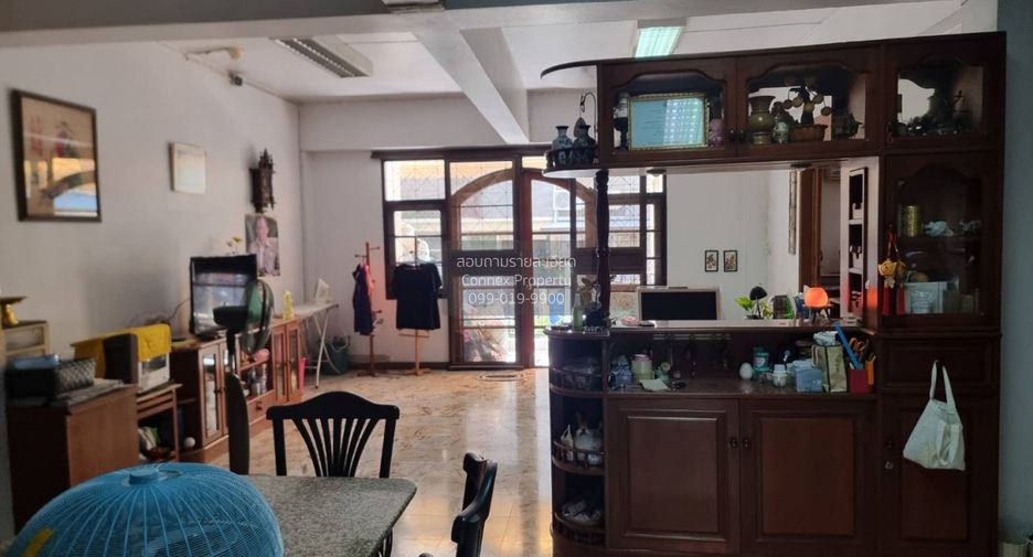 For sale 5 bedrooms townhouse in Wang Thonglang, Bangkok