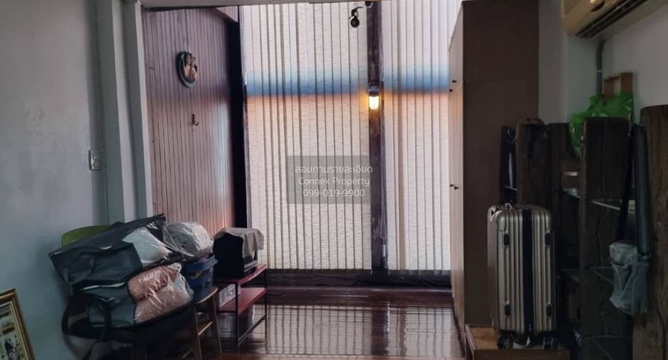 For sale 5 bedrooms townhouse in Wang Thonglang, Bangkok