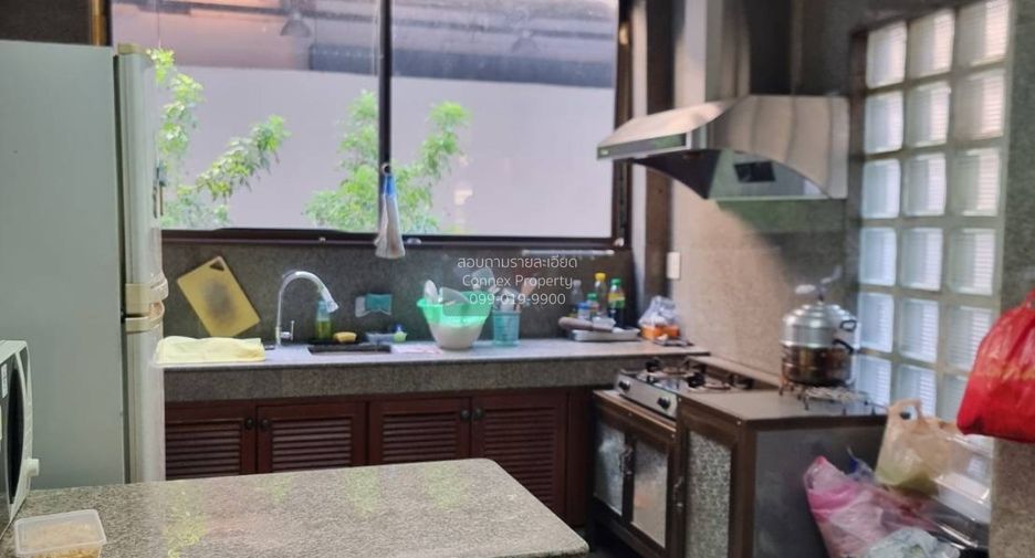 For sale 5 bedrooms townhouse in Wang Thonglang, Bangkok