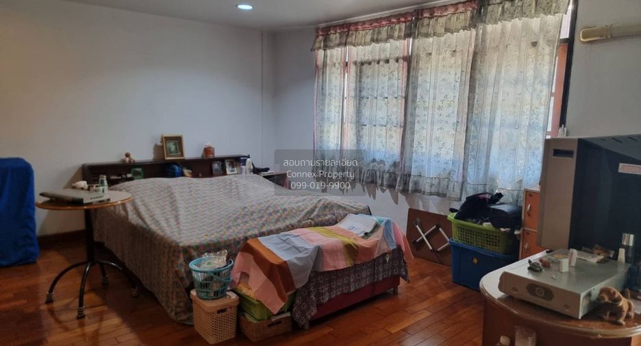 For sale 5 bedrooms townhouse in Wang Thonglang, Bangkok