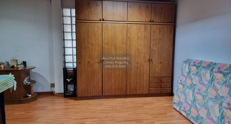 For sale 5 bedrooms townhouse in Wang Thonglang, Bangkok