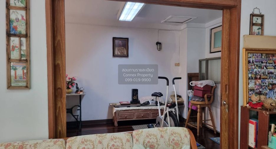For sale 5 bedrooms townhouse in Wang Thonglang, Bangkok