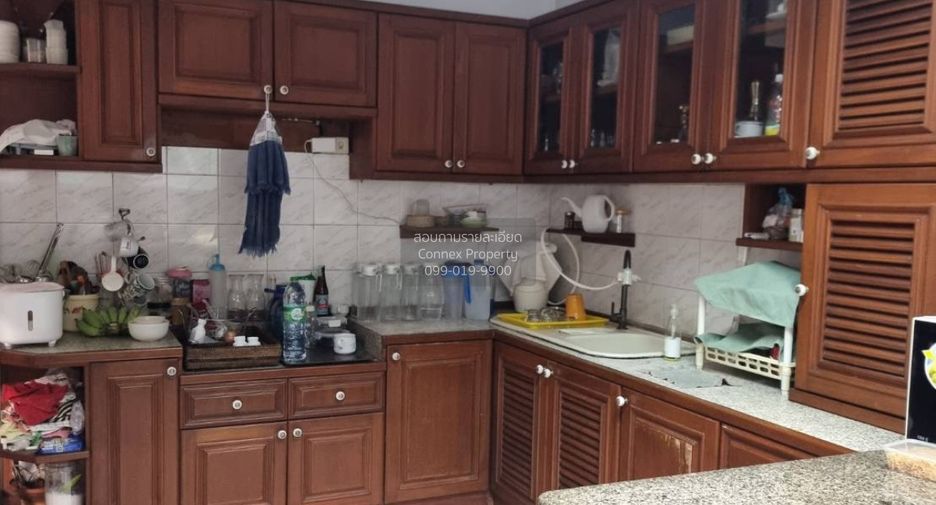 For sale 5 bedrooms townhouse in Wang Thonglang, Bangkok