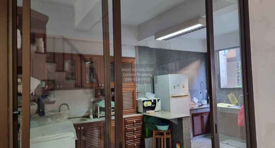 For sale 5 bedrooms townhouse in Wang Thonglang, Bangkok