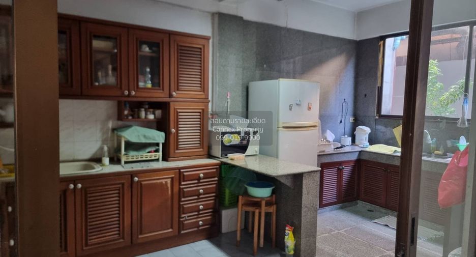 For sale 5 bedrooms townhouse in Wang Thonglang, Bangkok