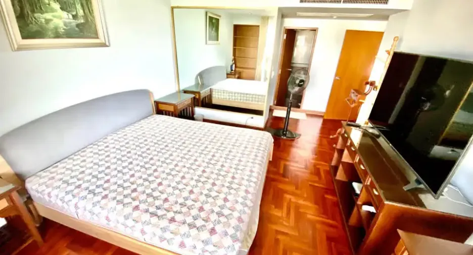 For rent 2 bedrooms condo in Yan Nawa, Bangkok