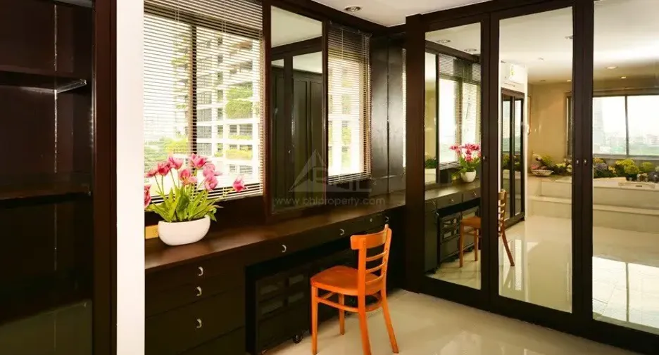 À louer 4 chambres condo à Pathum Wan, Bangkok