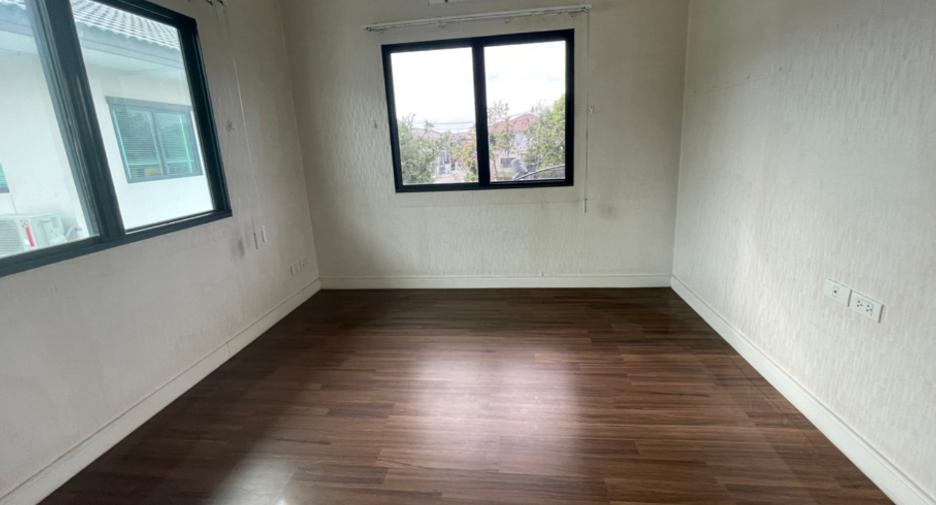 出售 4 卧室 独立屋 在 Mueang Pathum Thani, Pathum Thani