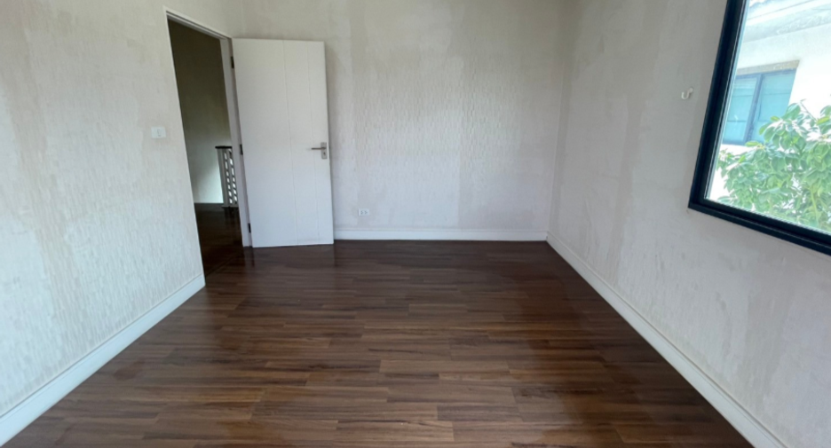 出售 4 卧室 独立屋 在 Mueang Pathum Thani, Pathum Thani