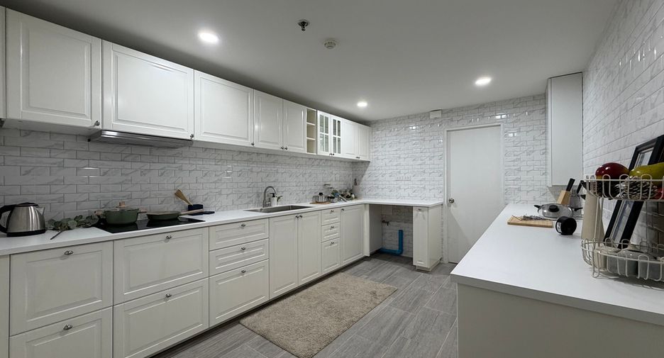 For sale 3 bedrooms condo in Khlong Toei, Bangkok