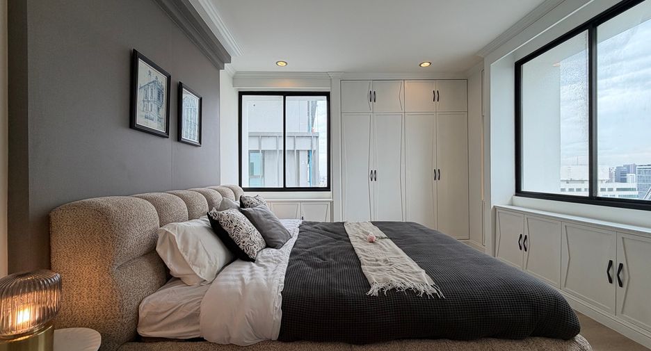For sale 3 bedrooms condo in Khlong Toei, Bangkok