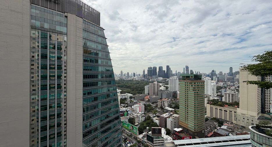 For sale 3 bedrooms condo in Khlong Toei, Bangkok