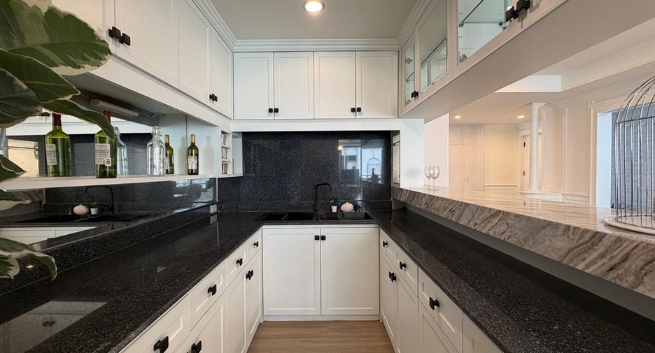 For sale 3 bedrooms condo in Khlong Toei, Bangkok