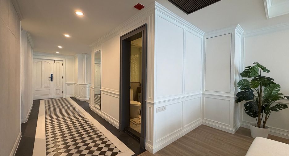 For sale 3 bedrooms condo in Khlong Toei, Bangkok
