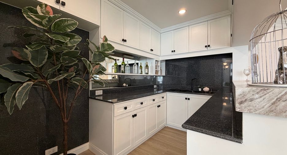 For sale 3 bedrooms condo in Khlong Toei, Bangkok