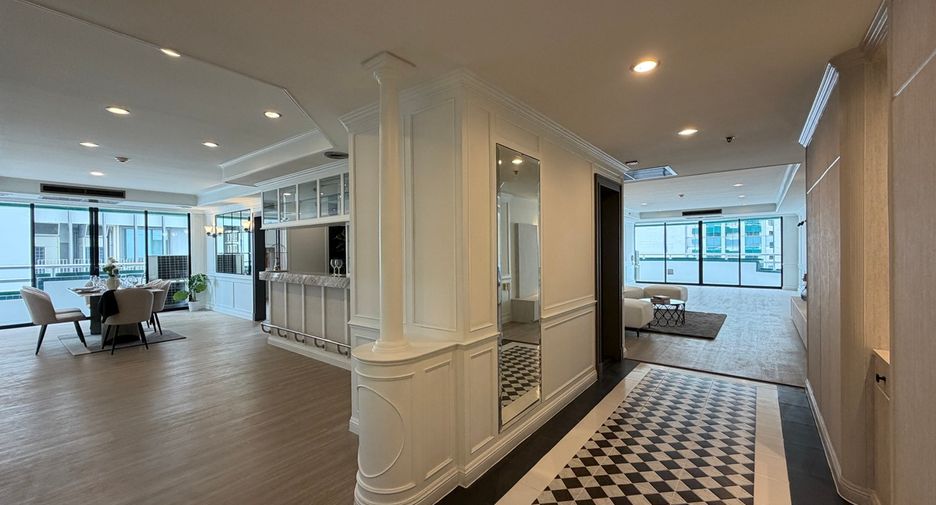 For sale 3 bedrooms condo in Khlong Toei, Bangkok