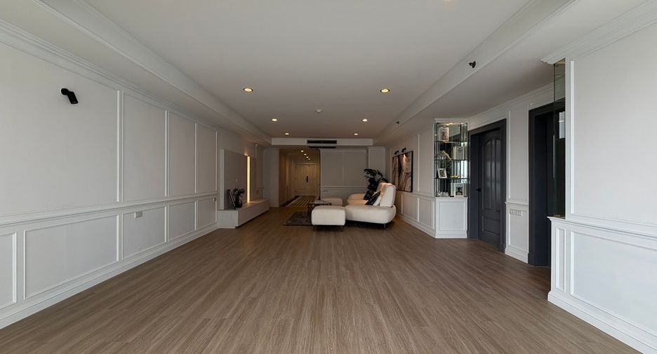 For sale 3 bedrooms condo in Khlong Toei, Bangkok