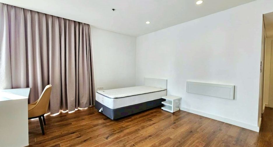 For rent 4 bedrooms condo in Watthana, Bangkok