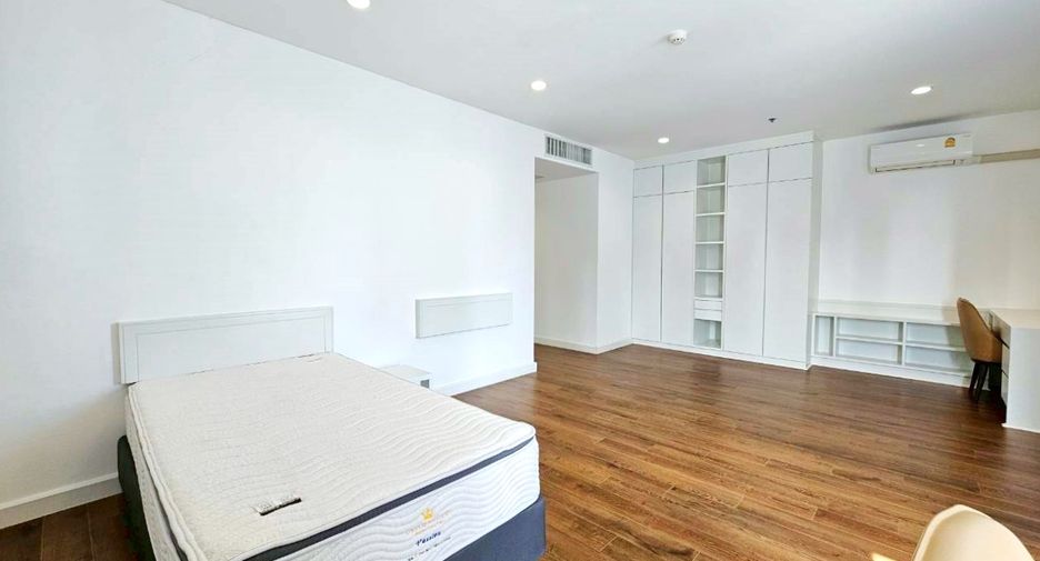 For rent 4 bedrooms condo in Watthana, Bangkok