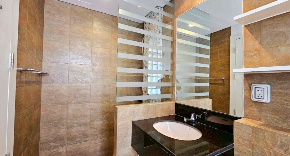 For rent 4 bedrooms condo in Watthana, Bangkok
