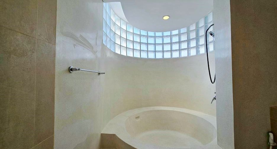 For rent 4 bedrooms condo in Watthana, Bangkok