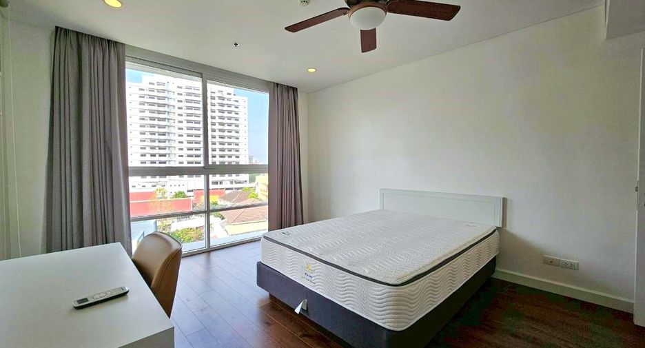 For rent 4 bedrooms condo in Watthana, Bangkok