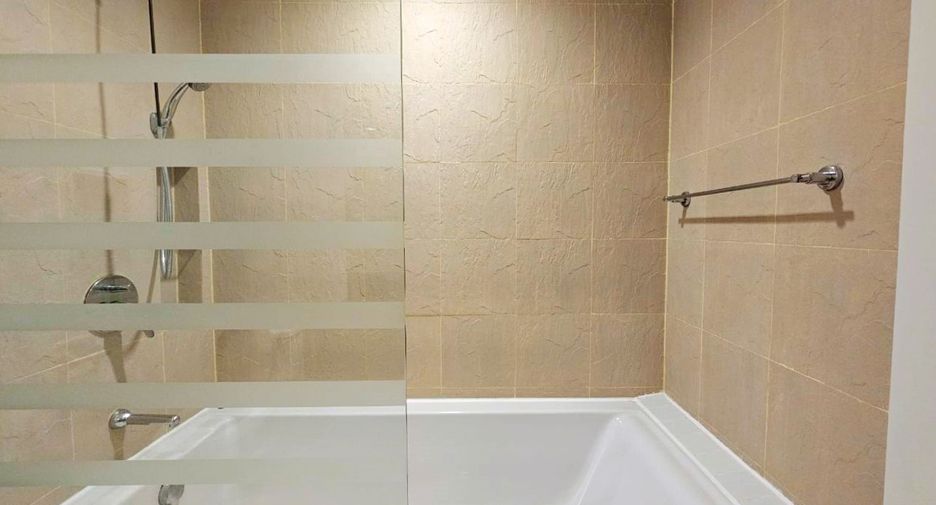 For rent 4 bedrooms condo in Watthana, Bangkok