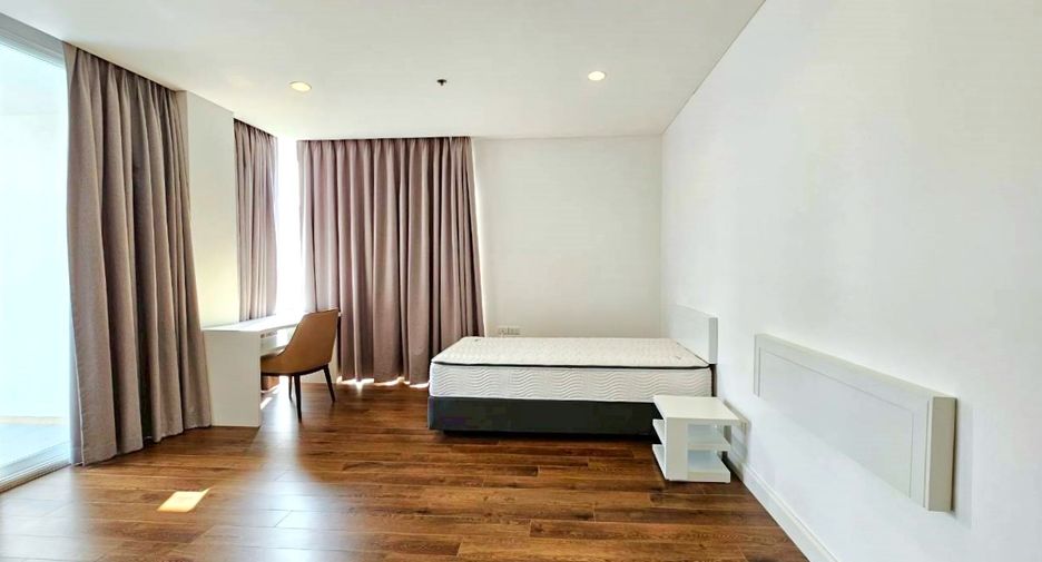 For rent 4 bedrooms condo in Watthana, Bangkok