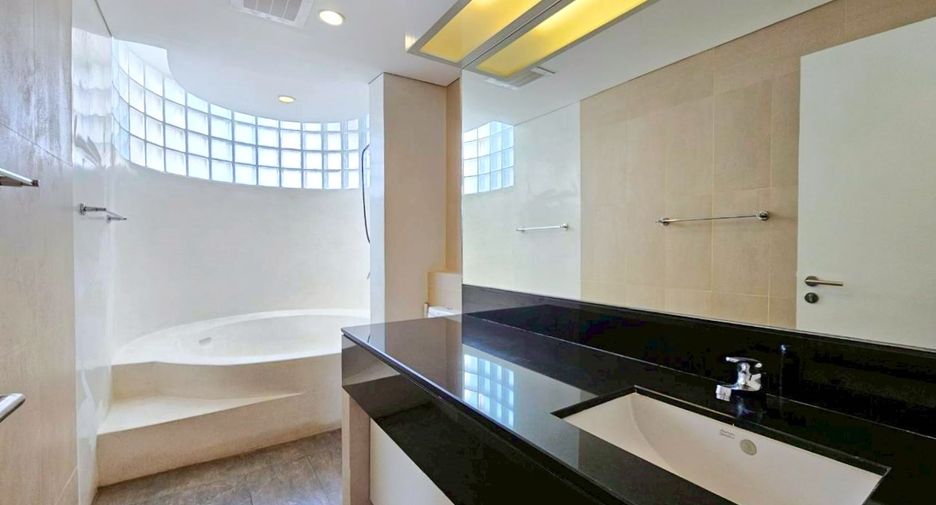 For rent 4 bedrooms condo in Watthana, Bangkok
