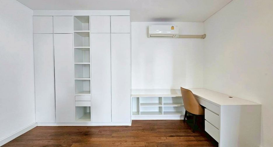 For rent 4 bedrooms condo in Watthana, Bangkok