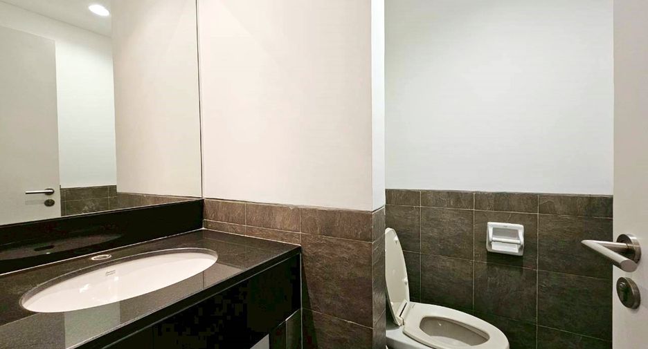 For rent 4 bedrooms condo in Watthana, Bangkok