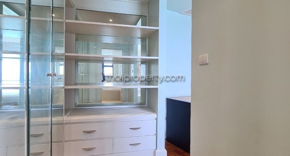 For rent 4 bedrooms condo in Bang Lamung, Chonburi