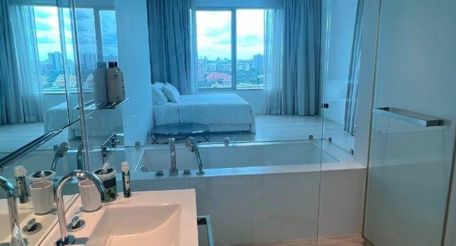 For rent 2 bedrooms condo in Pathum Wan, Bangkok