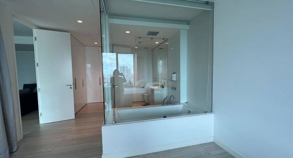 For rent 2 bedrooms condo in Pathum Wan, Bangkok