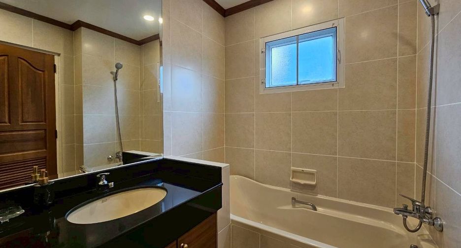 Wohnung zur Miete mit 3 Zimmer in Watthana, Bangkok