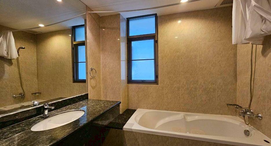 Wohnung zur Miete mit 2 Zimmer in Pathum Wan, Bangkok