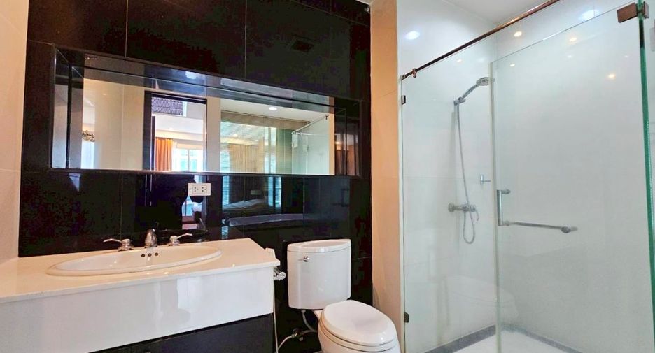 For rent 2 bedrooms condo in Pathum Wan, Bangkok