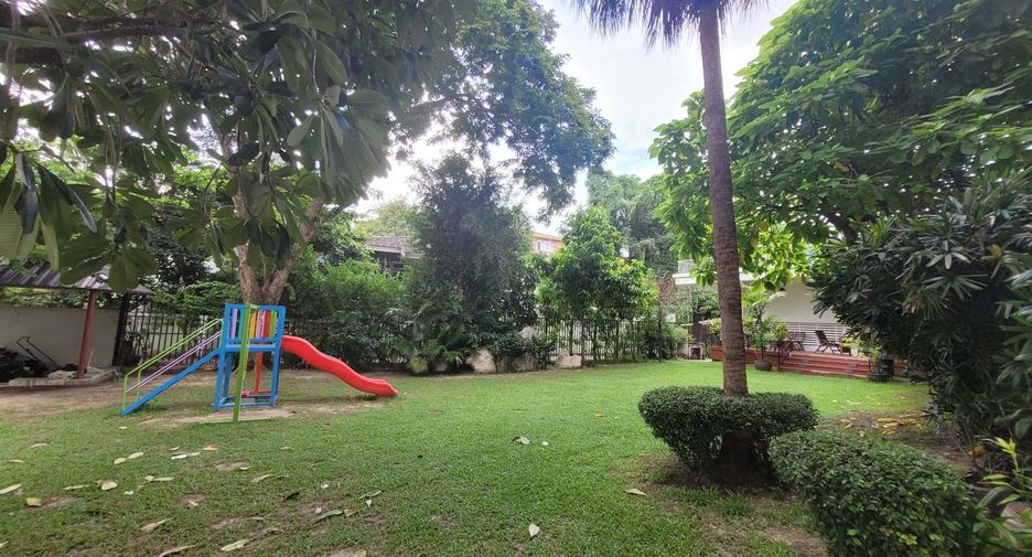 For rent 3 bedrooms condo in Watthana, Bangkok