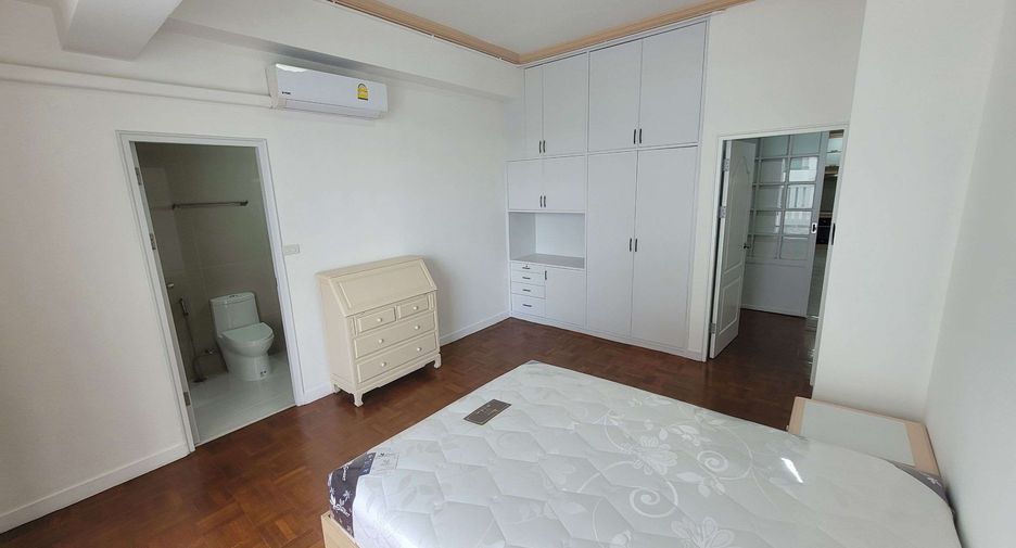 For rent 3 bedrooms condo in Watthana, Bangkok