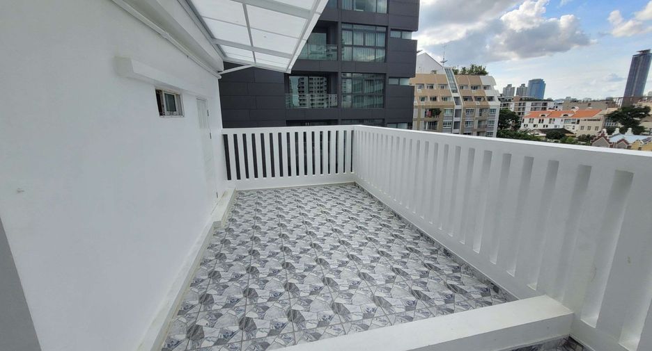 For rent 3 bedrooms condo in Watthana, Bangkok