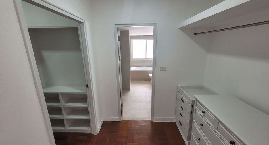 For rent 3 bedrooms condo in Watthana, Bangkok