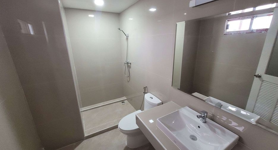 For rent 3 bedrooms condo in Watthana, Bangkok