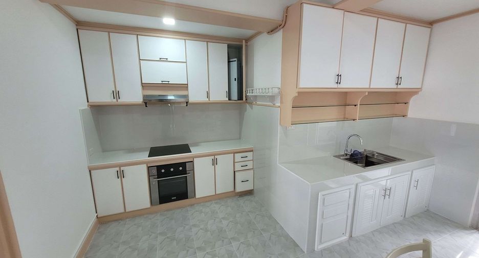 For rent 3 bedrooms condo in Watthana, Bangkok