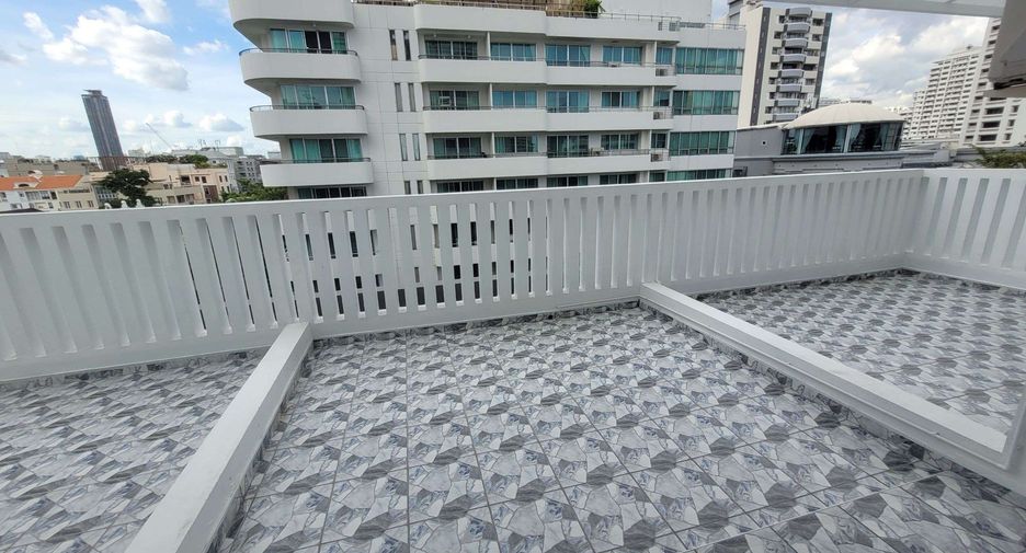 For rent 3 bedrooms condo in Watthana, Bangkok