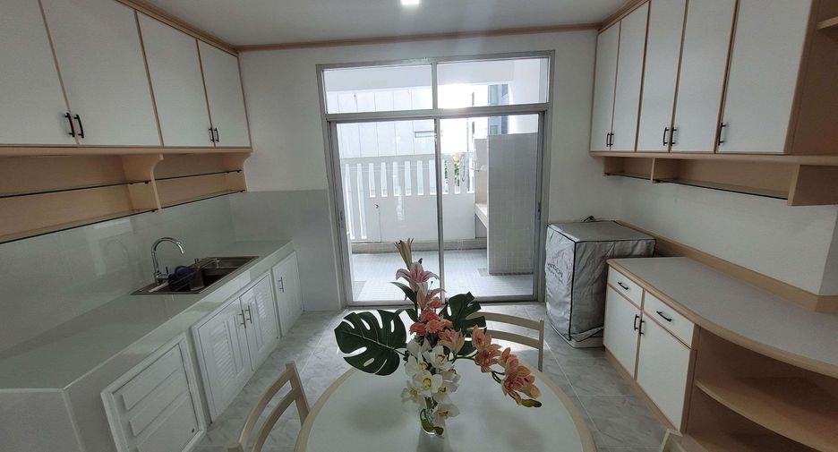 For rent 3 bedrooms condo in Watthana, Bangkok