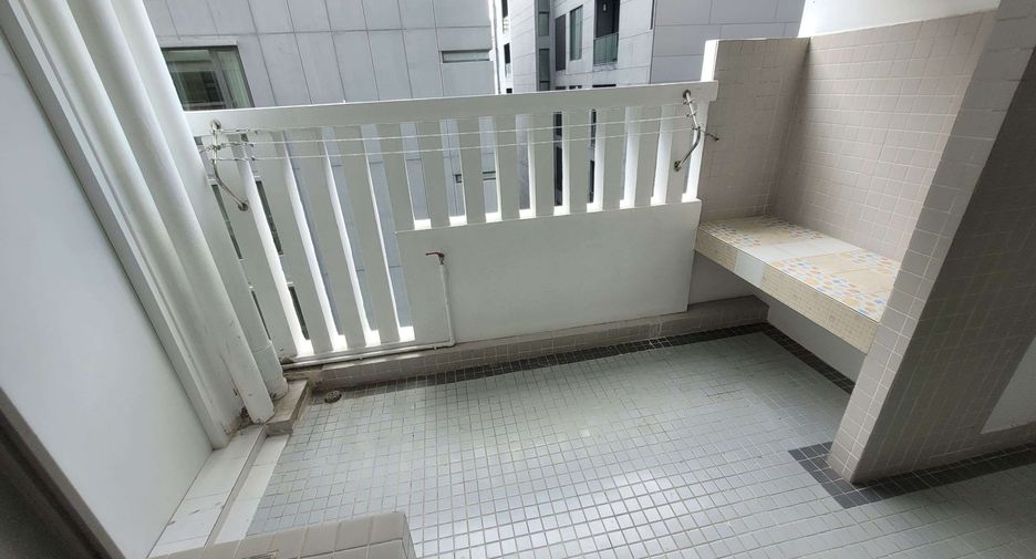 For rent 3 bedrooms condo in Watthana, Bangkok