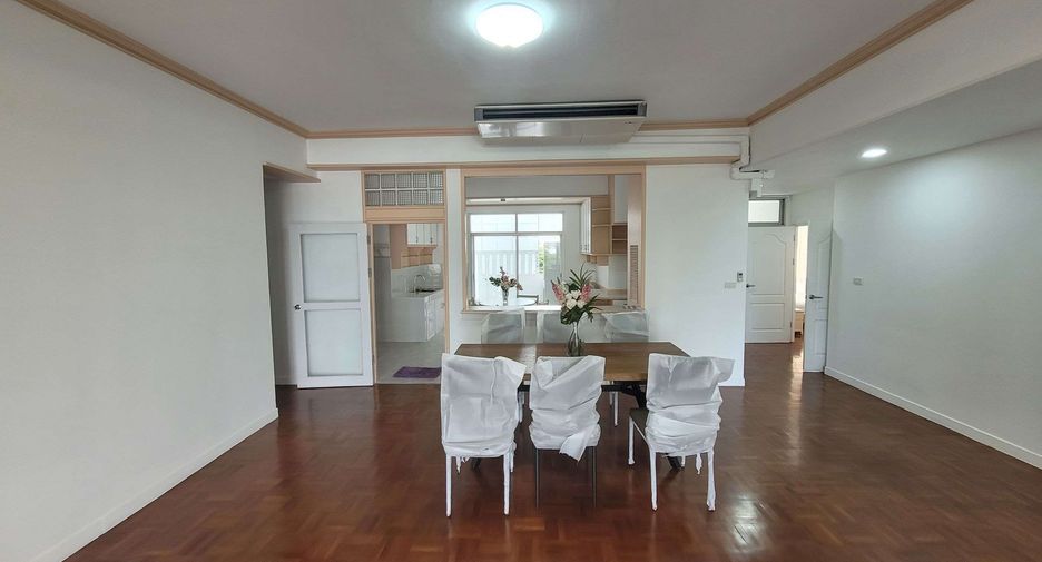 For rent 3 bedrooms condo in Watthana, Bangkok