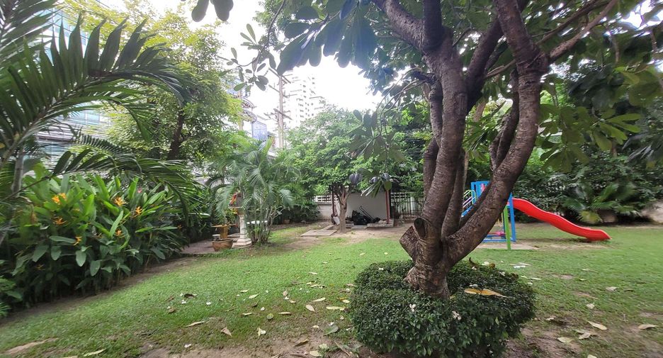 For rent 3 bedrooms condo in Watthana, Bangkok